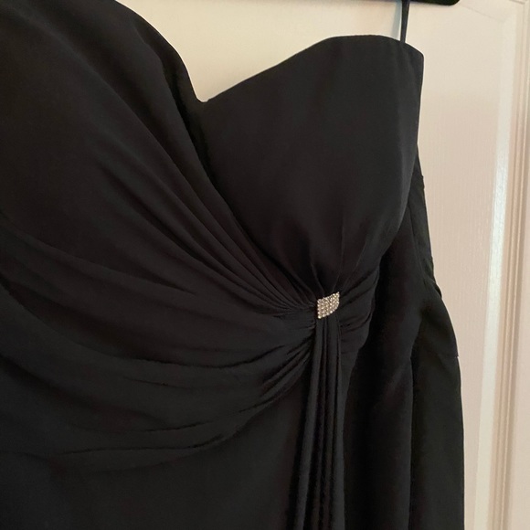 Formal dress - Picture 2 of 5